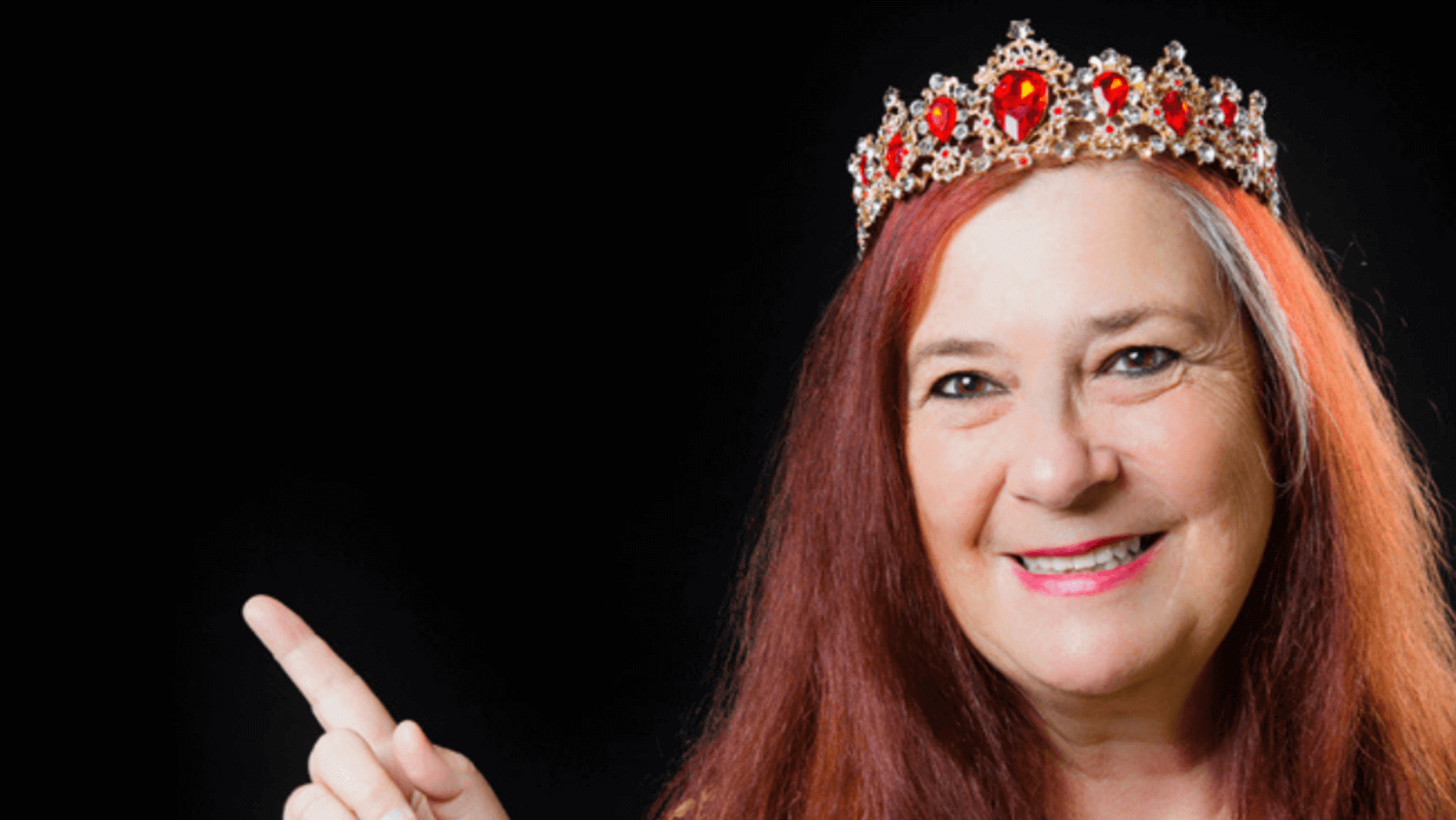 Barbara-Mira Jakob mit Krone zeigt in die Luft