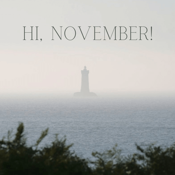 Leuchtturm im Nebel mit Schriftzug Hi November