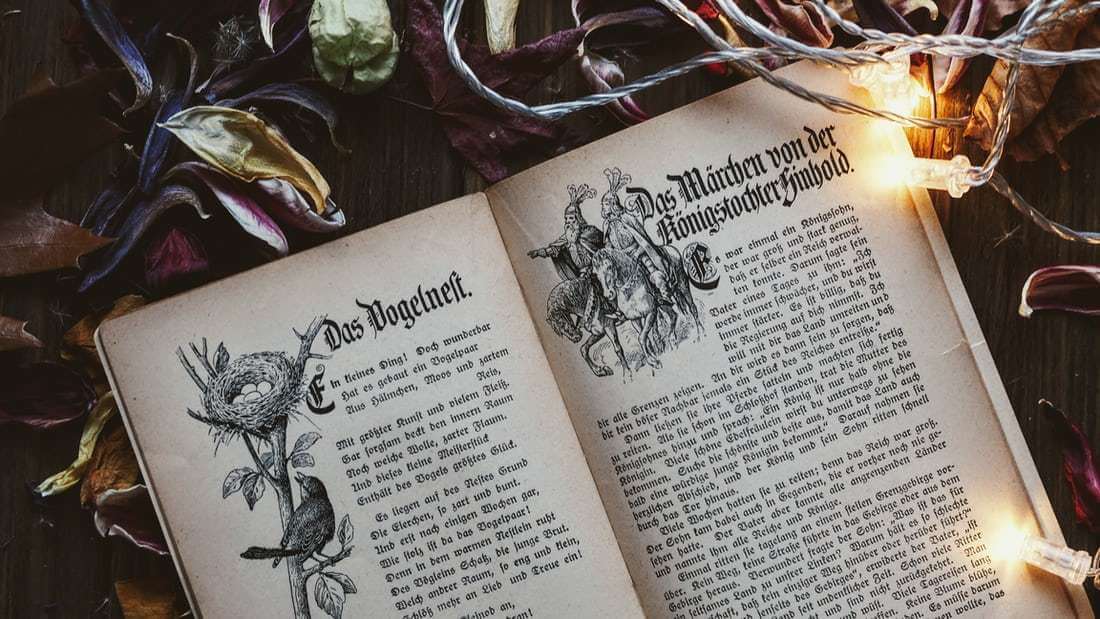 Aufgeschlagenes altes Märchenbuch