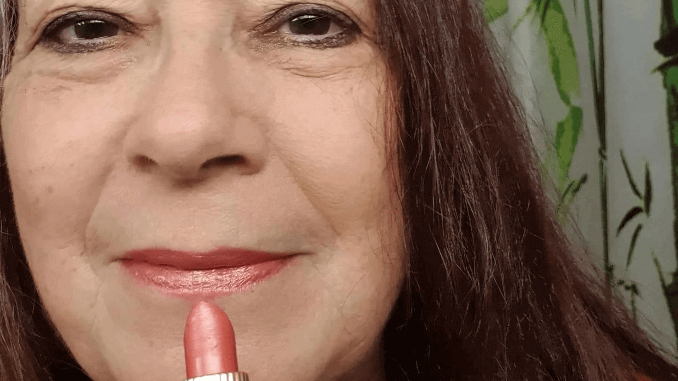 Barbara-Mira Jakob schminkt sich mit orangem Lippenstift die Lippen