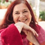 Lächelnde Frau mit rotem Schal