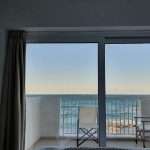 Blick vom Sea Breeze Hotel-Bett auf Meer